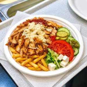 Kebab na talerzu z serem